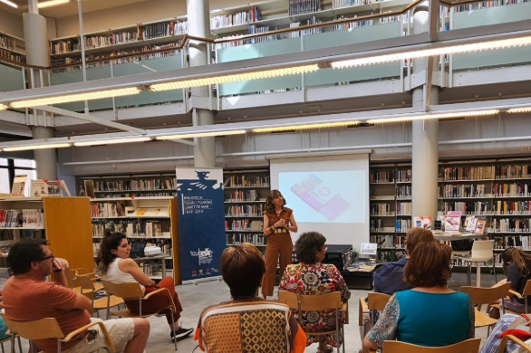 Laura Garcia en un projecte de biblioteràpia a la biblioteca P. Gual i Pujadas de Canet de Mar 